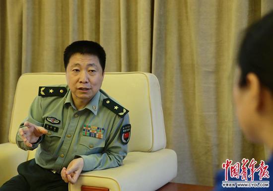 5月16日,杨利伟接受本报记者专访。中国青年报·中青在线记者 陈剑/摄