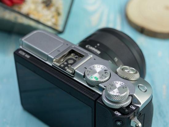 佳能EOS M6有着不错的操控性