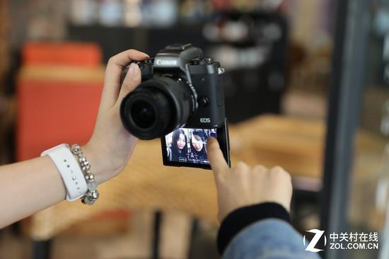 佳能EOS M5支持自拍