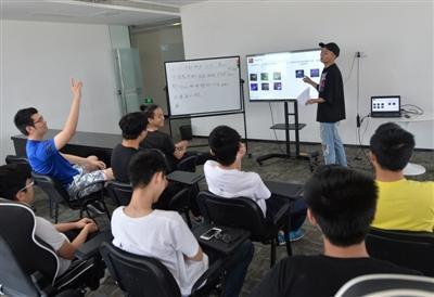 培训班每天会安排两堂理论课,由教练讲解具体的游戏角色和操作战术技巧。 本文图均为成都商报 图