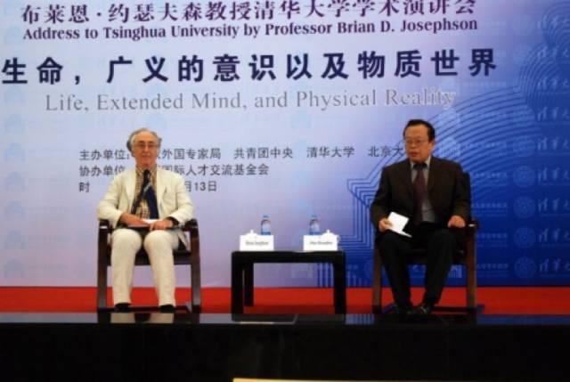 2010年在清华大学演讲的约瑟夫森。图片来源:刘兵blog.sina