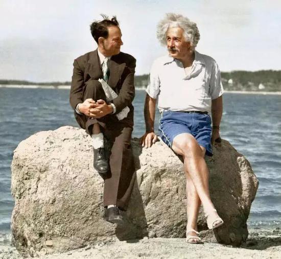 1939年夏,爱因斯坦在拿骚的马蹄湾,穿着1.35美元买来的白色凉鞋。图源:arehistoricalphotos