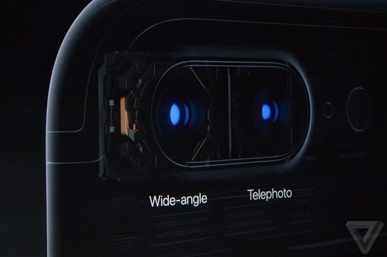 iPhone 7 Plus选择了标准+长焦双摄方案(图片来源the verge)