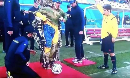 2014年,华盛顿大学的研究员通过网络传输脑电信号实现直接脑对脑交流。