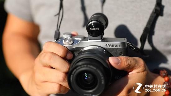 佳能EOS M6可以选配外接取景器