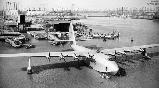 修斯的飞机堪比波音747 早在1947年就出现 然而只能飞一分钟 大而无当 超级任性