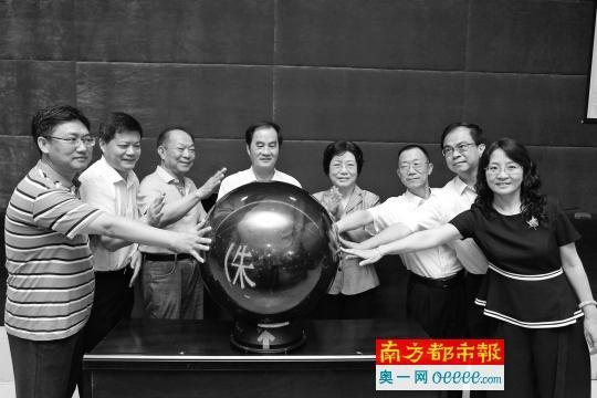 昨日,“格力之父”朱江洪用三年时间写成的自传,首次在华南地区亮相。