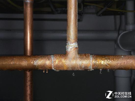 夏季水管上的“汗水”就是冷凝作用的一种表现
