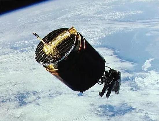 图 STS-51-A任务的宇航员Dale Gardner抓住了Westar 6卫星