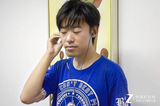 魅族Flow耳机能让佩戴者忘记耳机的存在,沉浸在音乐之中