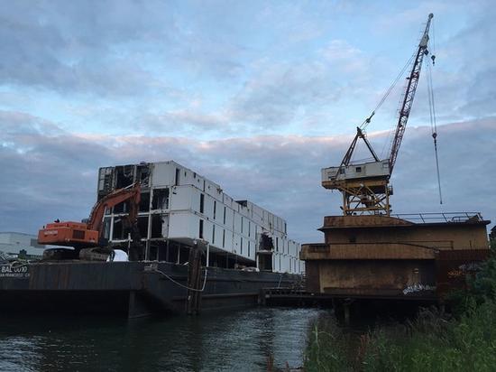用集装箱在船上砌起来的Google Barge
