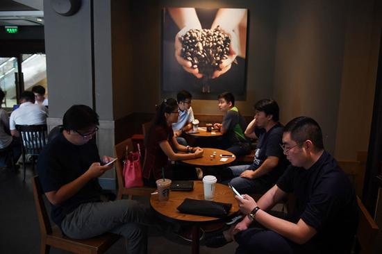 你有没有发现,星巴克店内的桌子都是圆桌?这也是有讲究的。