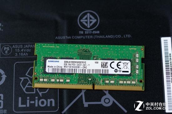 插槽内的DDR4 2400 内存 三星颗粒