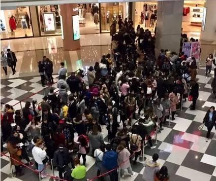 喜茶上海来福士门店的排队盛况(图片来源于网络)