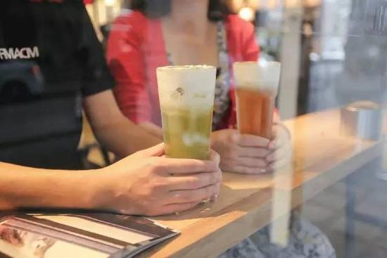 喝喜茶已成为年轻人的时尚(图片来源于网络)