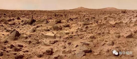 “火星探路者”着陆器拍摄的火星表面,灰色的岩石被红棕色的火星尘埃所覆盖(选自欧阳自远主编的《火星科学概论》)