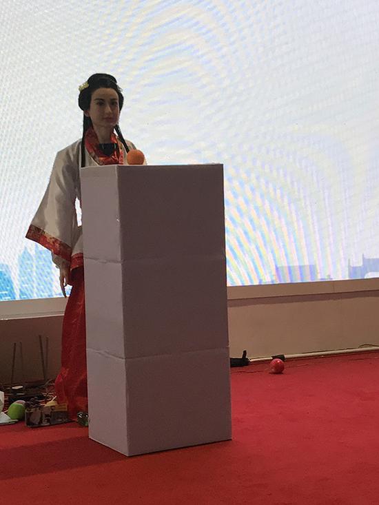“古装”机器人主持。