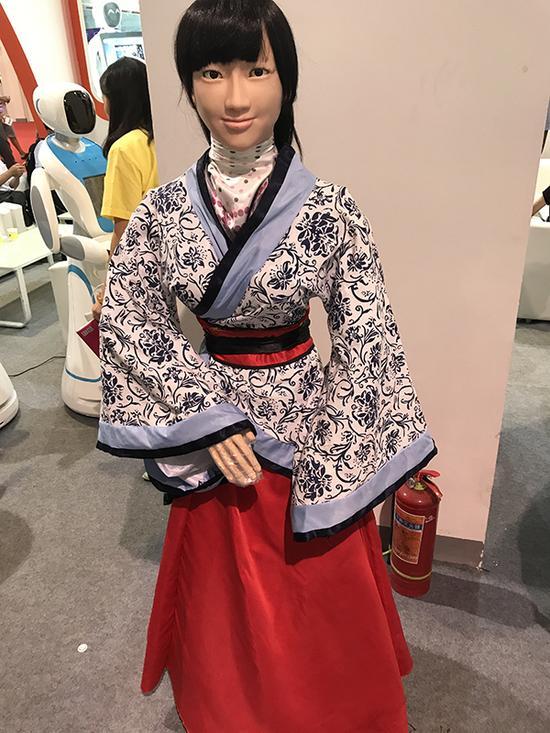 戴丝巾的“汉服”机器人。