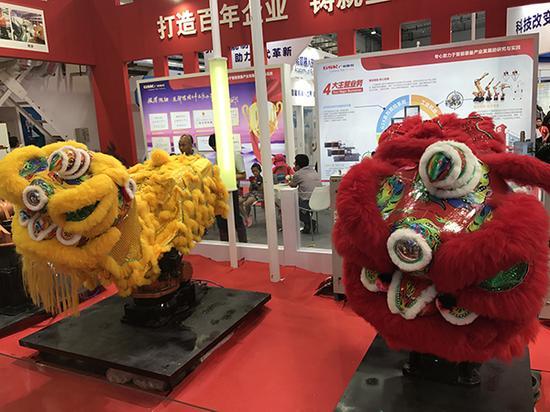一对机械臂舞狮。