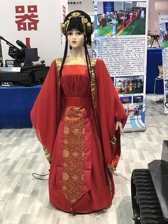 迎宾机器人。