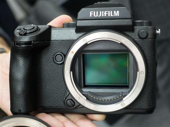 富士GFX 50s的出现再一次更新了关于转接的课题