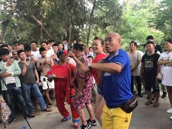 双枪老大妈团队