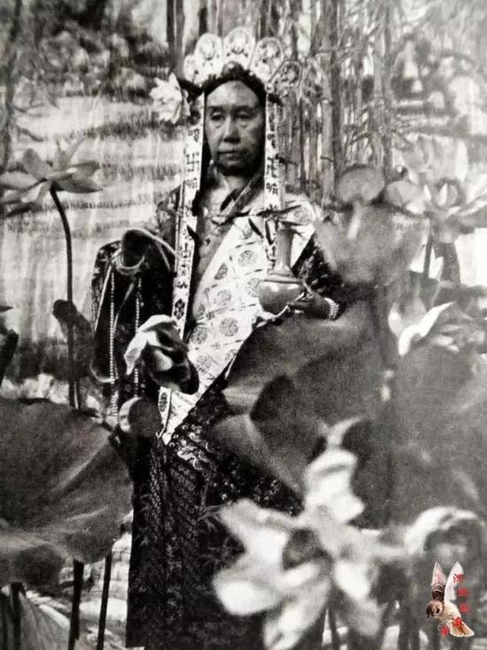 慈禧扮太后写真照,图自博客沉默的麻雀