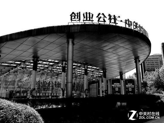 某双摄手机拍摄的黑白照片