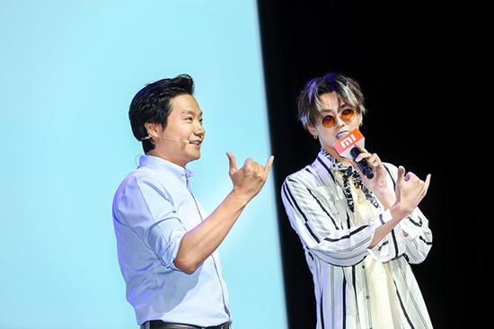 7月26日,小米新品发布会上,雷军和小米代言人吴亦凡。