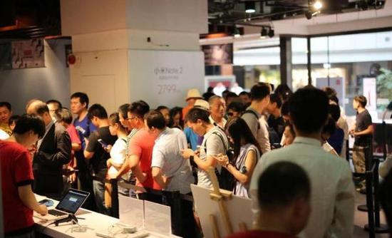 市民排队在“小米之家”购买小米产品。小米 供图