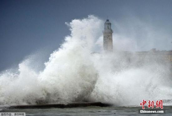 当地时间9月10日,飓风“艾尔玛”在古巴哈瓦那掀起巨浪。