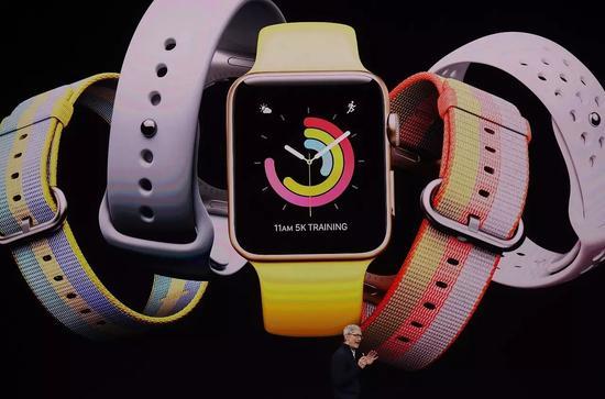 发布会上,库克在展示Apple Watch。@视觉中国