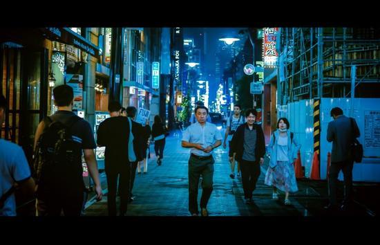 增加黑白及调整画面比例后,电影截图即视感