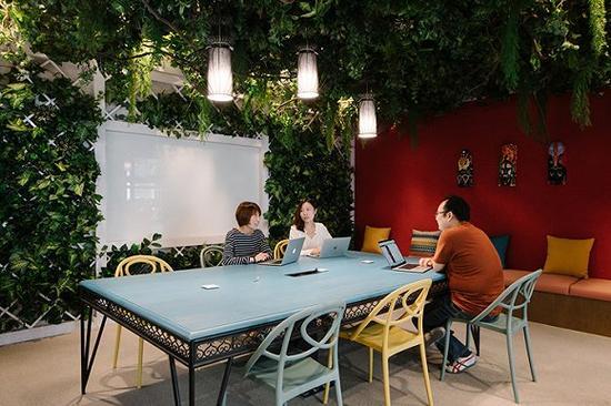 参照开普敦真实房源设计了室外花园风格的"开普敦"会议室/图片来源:Khoo Guo Jie, Studio Periphery