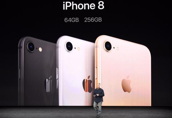 iPhone8 的创新力度并未让消费者满意,发布后苹果股价下跌。@视觉中国