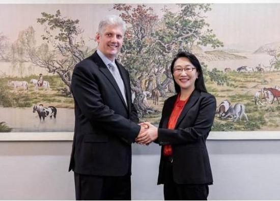 谷歌硬件资深副总裁Rich Osterloh与HTC董事长王雪红。图片源于网络。