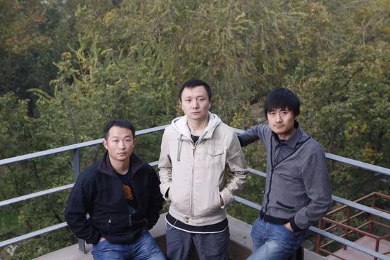 知乎三位联合创始人:周源(左)、黄继新(中) 、李申(右)