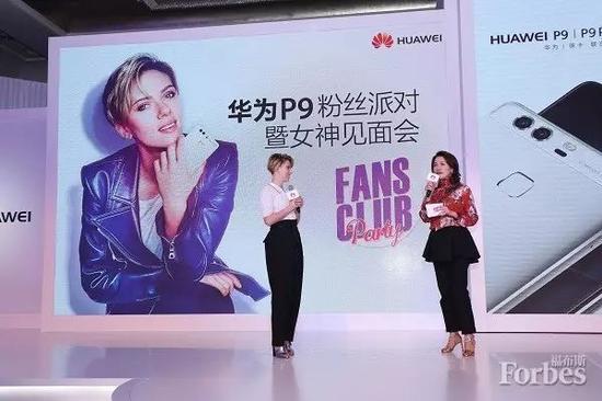 通过“牵手好莱坞”活动,拉通了华为全球的品牌和营销,左为斯嘉丽女士,右为张晓云女士。