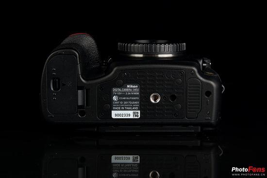 尼康D850机身底部