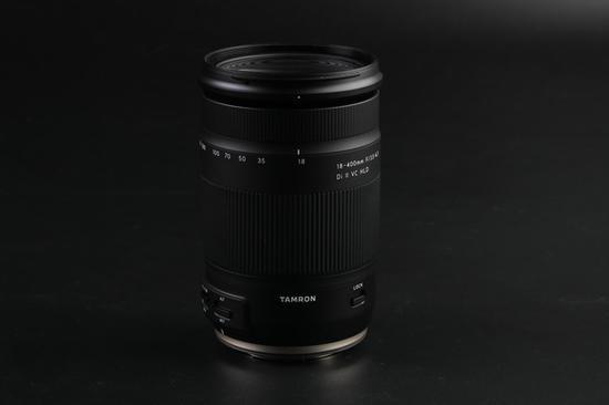 腾龙18-400mm F/3.5-6.3 Di II VC HLD (Model B028)镜头侧面有不少标识