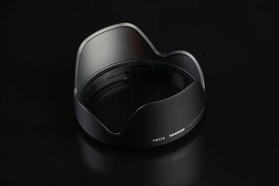 腾龙18-400mm F/3.5-6.3 Di II VC HLD (Model B028)随镜头附送了遮光罩