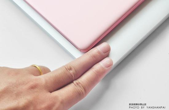 长边处,比苹果MacBook Pro短了足足两指