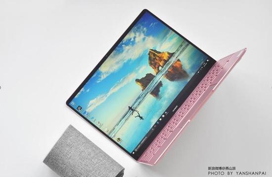 HUAWEI MateBook X配备了一块13英寸2K分辨率超清屏