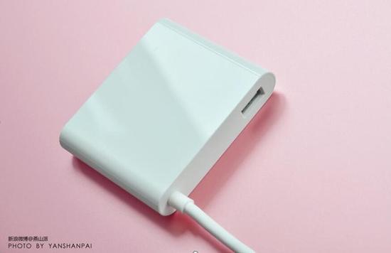 HUAWEI MateBook X标配了一个MateDock 2接口拓展坞
