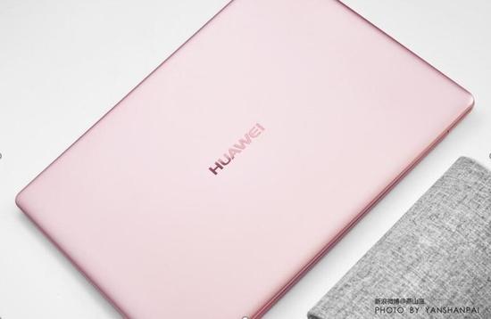 HUAWEI MateBook X的边角非常圆润,A面仅设计有一枚精雕LOGO