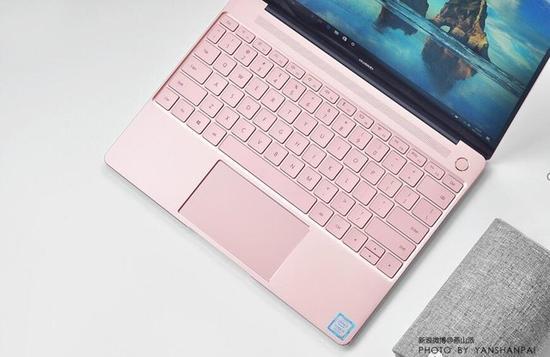 MateBook X采用了拥有易清洁、12mm适中键程的全尺寸平面孤岛式键盘设计