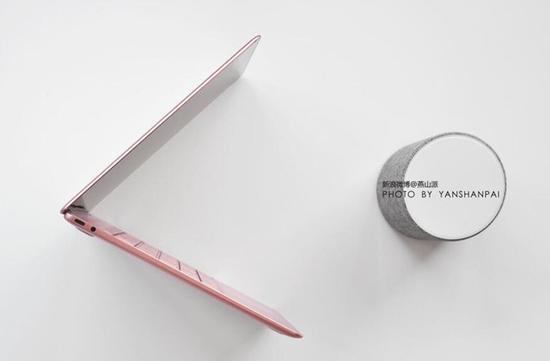 机身左侧设计有电源指示灯、USB-C电源口和3.5mm耳机接口