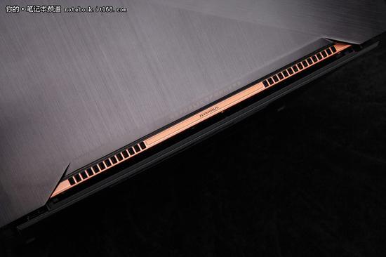 ROG GX501尾部只有出风口,没有网口和更多的视频输出接口。