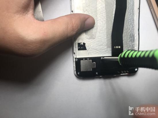 副板屏蔽罩也有七颗螺丝