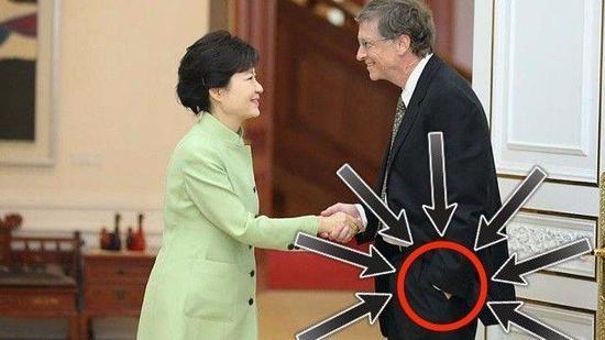 这个有些不雅的小动作,其实已经伴随盖茨老大一辈子了